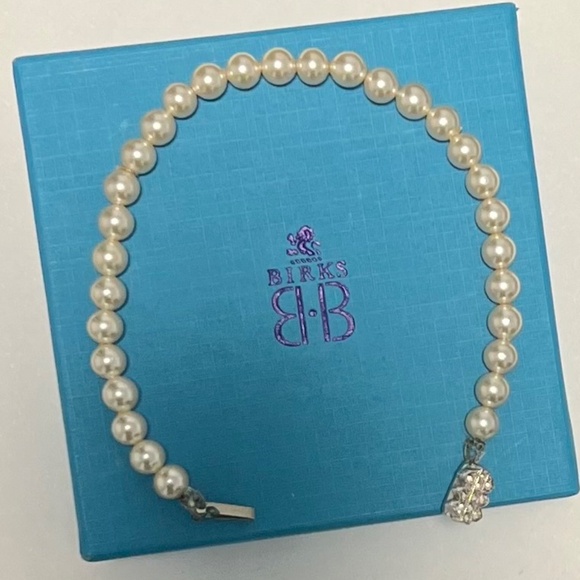 Elegant Pearl Bracelet - Picture 3 of 4